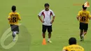 Jafry Sastra (pelatih Semen Padang) memimpin langsung latihan Semen Padang jelang berlaga melawan Persija Jakarta (Liputan6.com/Helmi Fithriansyah)