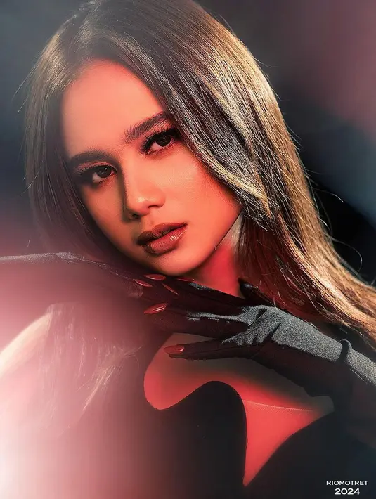 Tissa Biani tampil dengan rambut panjang yang digerai super lurus dengan poni belah tengah [@riomotret]