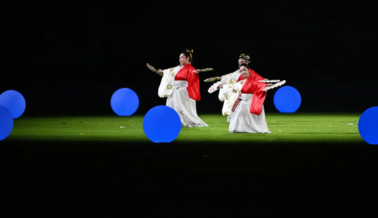 Sejumlah penari memberikan penampilan saat upacara penutupan Asian Games 2022 yang berlangsung di Hangzhou Olympic Sports Centre Stadium, Hangzhou, China pada Minggu (08/10/2023). (AFP/Philip Fong)