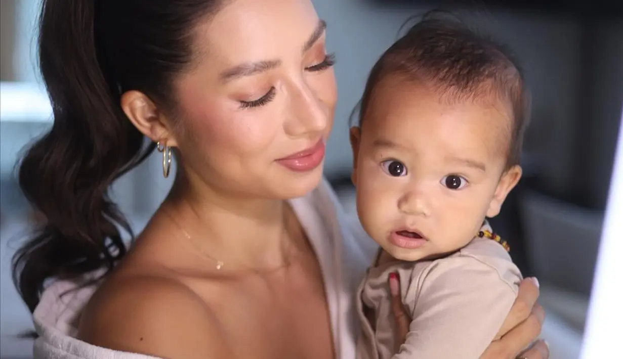 Area mata ditonjolkan dengan warna cokelat yang terang. Pesona yang luar biasa terpancar dari penampilan Jennifer Bachdim kali ini. [Foto: Instagram/jenniferbachdim]