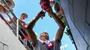 Petenis asal Bulgaria  Grigor Dimitrov memberikan tanda tangan setelah kemenangannya melawan Aslan Karatsev dari Rusia selama pertandingan tunggal putra mereka pada hari kedua Australia Terbuka di Melbourne, Selasa (17/1/2023). Selain bola-bola, foto dan halaman tertentu majalah tenis menjadi barang favorit yang disodorkan fans ke petenis favoritnya. (WILLIAM WEST / AFP)