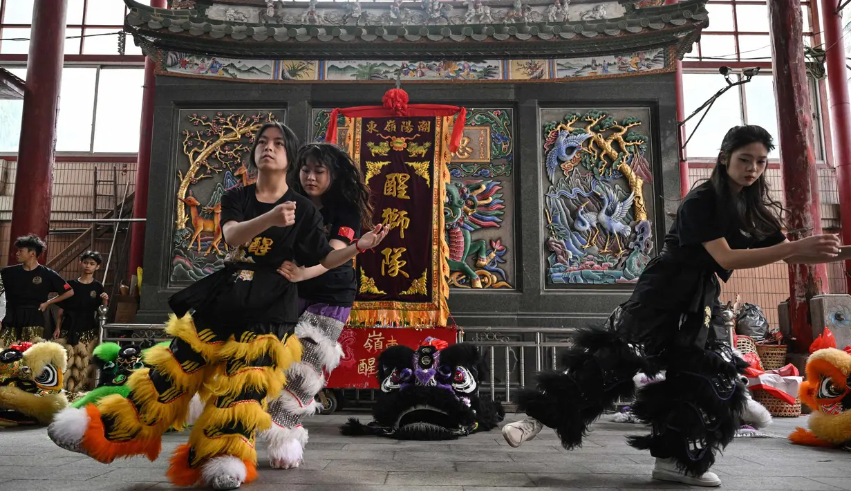 Lin Xinmeng merupakan salah satu penari barongsai wanita yang berlatih dan tergabung dalam kelompok di sebuah kuil leluhur di Shantou, provinsi Guangdong, Tiongkok selatan. (Jade GAO/AFP)