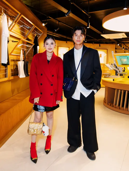 Mahalini memilih Sadie Slingback Pump berwarna hitam yang dihiasi detil rantai emas, menambah kesan mewah sekaligus elegan pada gaya keseluruhannya.  [Foto: Coach]