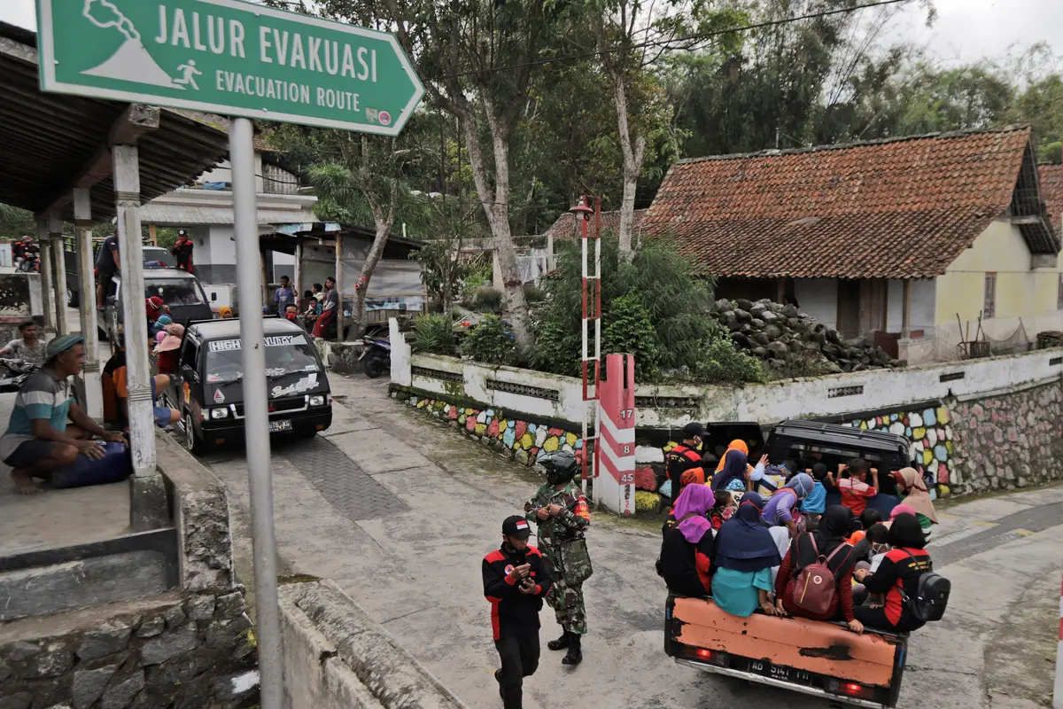 Evakuasi Warga Lereng Merapi