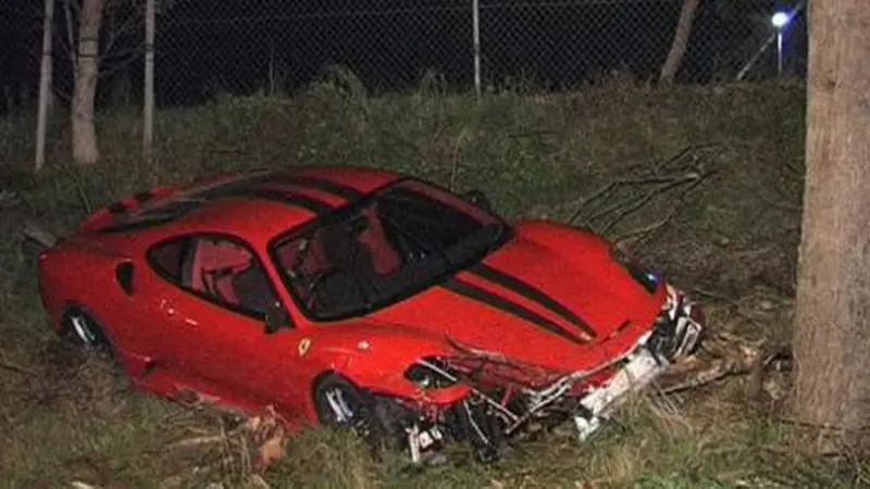 Ferrari Besutan Schumacer Hajar Pepohonan