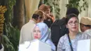 Ananda Mikola memberikan keterangan kepada wartawan bersama Tora Sudiro dan Reuben Elishama. Mereka bertiga bersama rombongan menjadi pengiring pengantin dari mempelai pria. (Adrian Putra/Bintang.com)