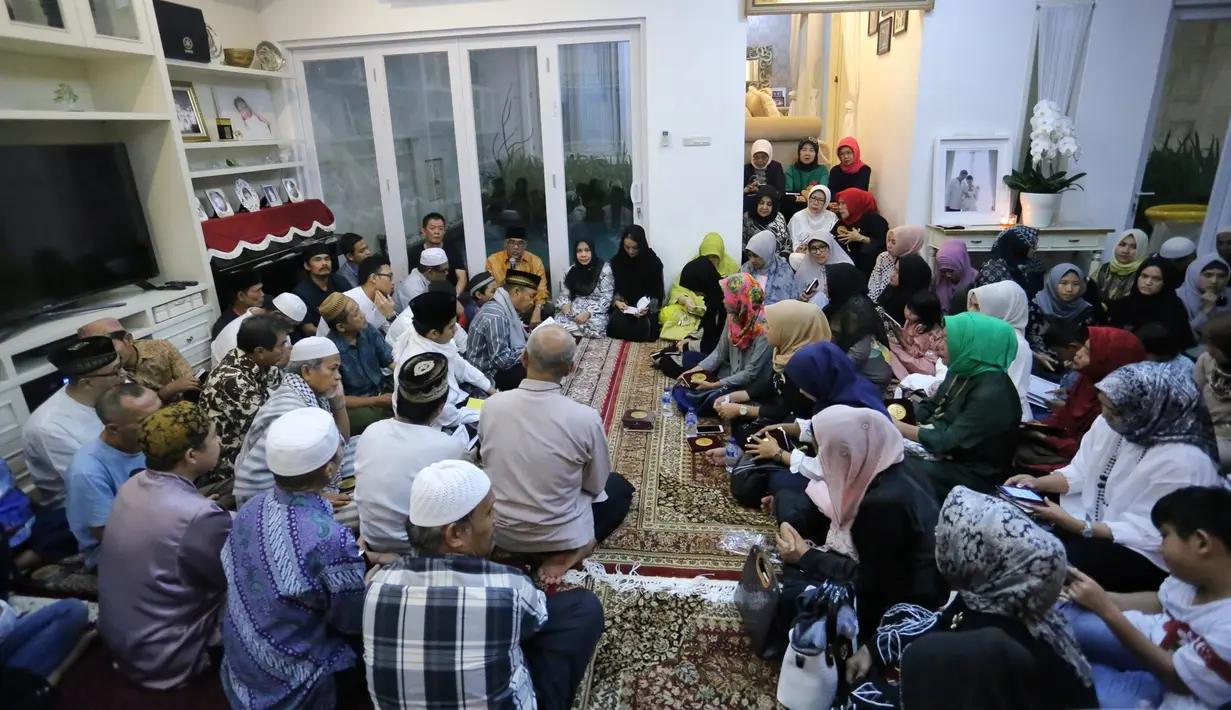 Suasana tahlilan 40 hari meninggalnya Fery Wijaya suami Ririn Ekawati. Ferry Wijaya meninggal dunia pada 11 Juni 2017 lalu lantaran penyakit leukimia yang dideritanya. (Adrian Putra/Bintang.com)