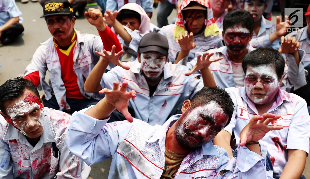 Puluhan buruh Zombi melakukan aksi di depan gedung Pertamina, Jakarta, Senin (23/10). Aksi ini untuk menuntut hak atas PHK yang terjadi kepada mereka yang dilakukan oleh PT Pertamina Patra Niaga dan Elnusa Petrofin. (Liputan6.com/Angga Yuniar)