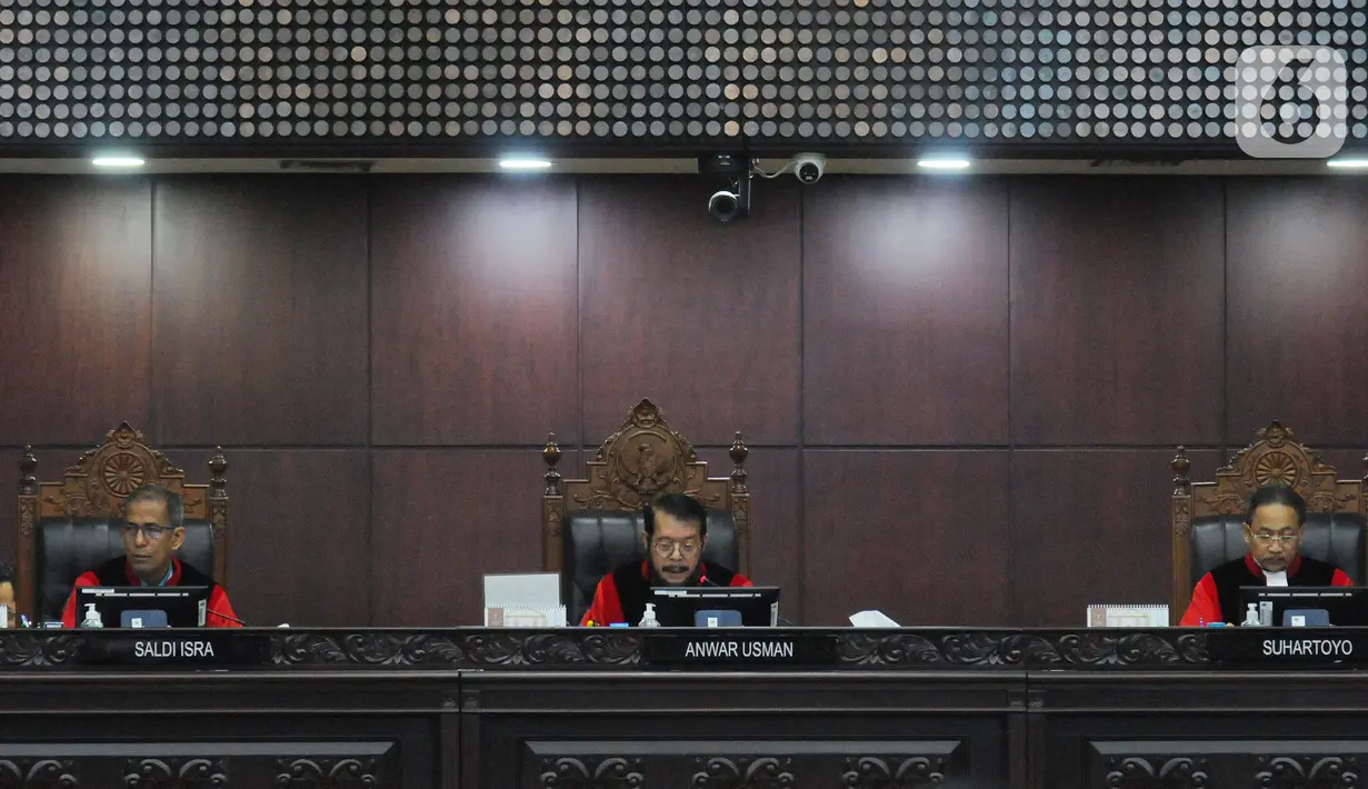 Ketua Hakim Mahkamah Konstitusi Anwar Usman memimpin jalannya sidang pleno keputusan sistem pemilu legislatif proporsional terbuka  di Gedung Mahkamah Konstitusi (MK), Jakarta, Kamis (15/6/2023). (merdeka.com/imam buhori)