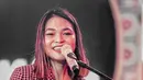 Selain bernyanyi ternyata Regina memiliki bakat lain, yaitu bermain piano. Melalui akun Instagramnya, Regina sering mencover lagu dengan menggunakan piano.  (Liputan6.com/IG/reginapoetiray)