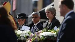 PM Inggris Theresa May didampingi Walikota London Sadiq Khan menghadiri upacara peringatan setahun serangan teror Jembatan London, di London Bridge, Inggris (3/6). (AFP/Daniel Leal-Olivas)