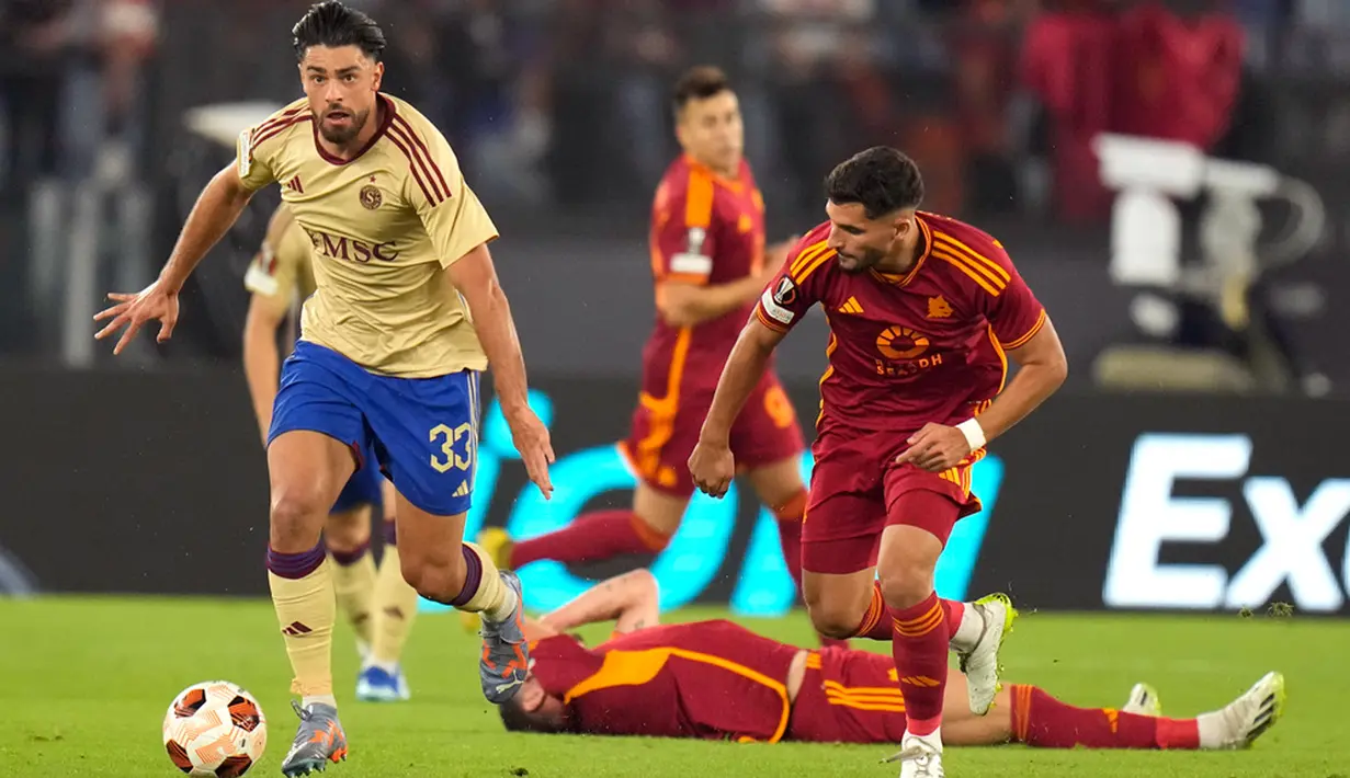 Tuan rumah AS Roma berpesta usai melibas tamunya dari Swiss, Servette, dengan skor telak 4-0 pada matchday ke-2 Grup G Liga Europa 2023/2024. (AP Photo/Alessandra Tarantino)
