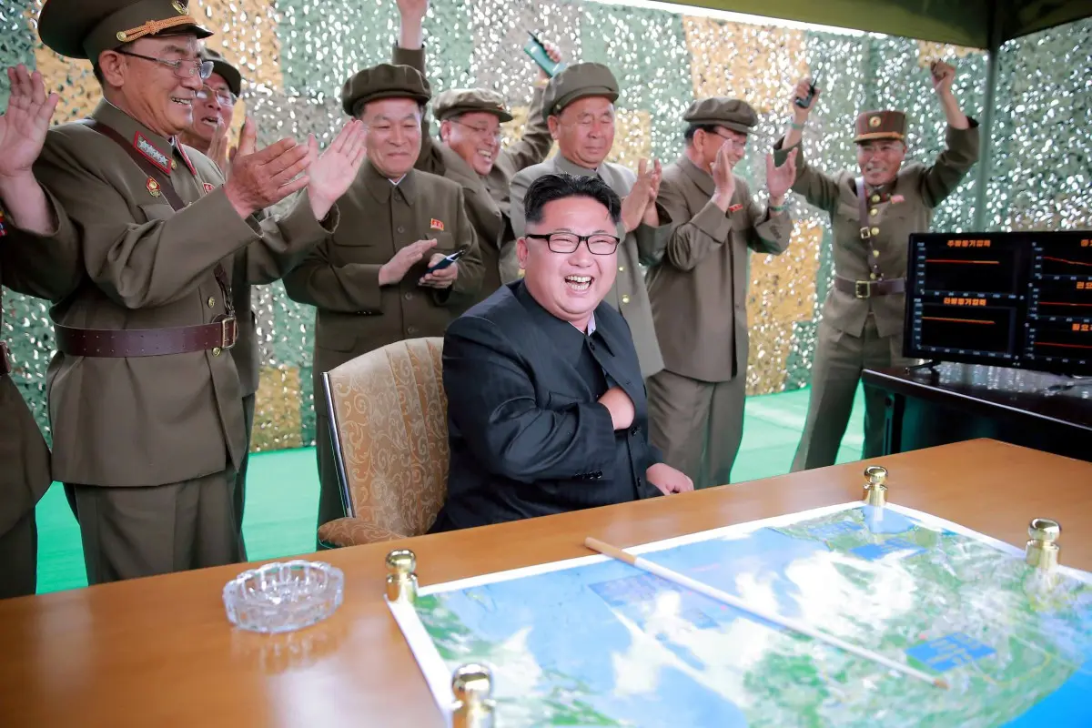 Kim Jong-un (tengah duduk) bersama Ri Pyong-chol (tengah belakang Kim Jong-un) dan Jang Chang-ra (paling kanan) (KCNA)