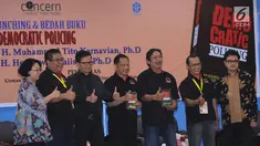 Kapolri, Jenderal Pol Tito Karnavian (tengah) saat menghadiri peluncuran buku 'Democratic Policing' di Jakarta, Selasa (21/11). Diharapkan buku ini menjadi pegangan para pemikir Polri dan diterapkan di lapangan. (Liputan6.com/Helmi Fithriansyah)