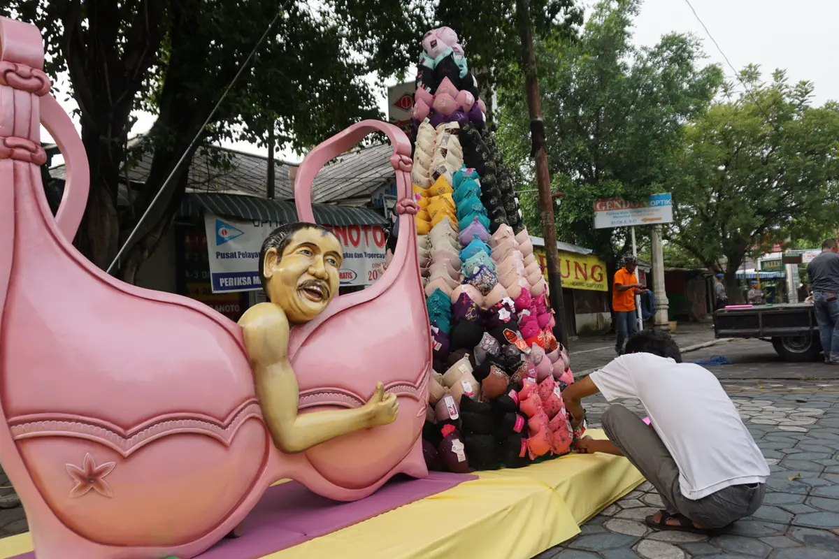 Gunungan BH Ramaikan Peresmian Bangunan Anyar Pasar Klewer