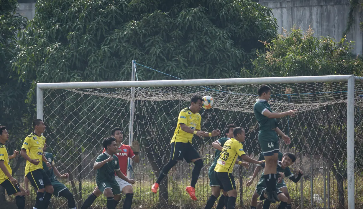 Para pemain duel udara saat babak perempat final laga Pertamax Liga Ayo 2019. (Dokumentasi)