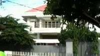 Jadi Tersangka, Rumah Fuad Amin Sepi dan Dipasangi Pagar Seng
