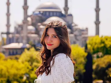 Belum lama ini nikmati sensasi naik kuda di Lombok, Cassandra Lee kini sedang berada di Turki. Hal ini terlihat dalam unggahan InstaStorynya terbaru dimana ia memperlihatkan sedang menanti untuk naik balon udara di Cappadocia, Tuki. (Liputan6.com/IG/cassandraslee).