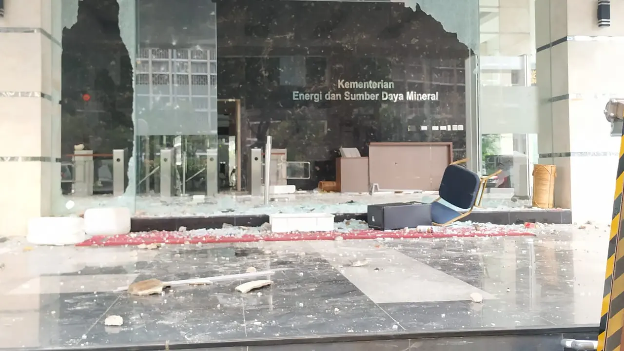 Gedung Kementerian ESDM rusak imbas demo UU Cipta Kerja