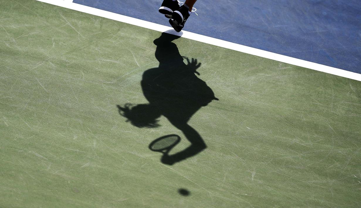 Petenis Jerman, Andrea Petkovic melakukan serfis saat melawan petenis Swiss, Belinda Bencic pada ajang Tunggal putri Tenis AS Terbuka di USTA Billie Jean King National Tennis Center, New York, (31/8/2016). (AFP/Jewel Samad)