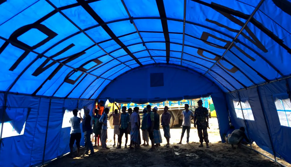 Bantuan Indonesia berupa tenda telah berdiri di kamp Thaingkali Ukhiya, Bangladesh, Kamis (21/9). Tenda yang dipasang yang dipasang berjenis refugee tent dari BNPB yang mampu menampung 50 orang.  (Foto: KBRI Dhakka)