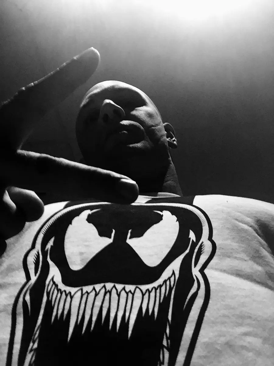 Tom Hardy memakai kaus Venom. (Twitter)