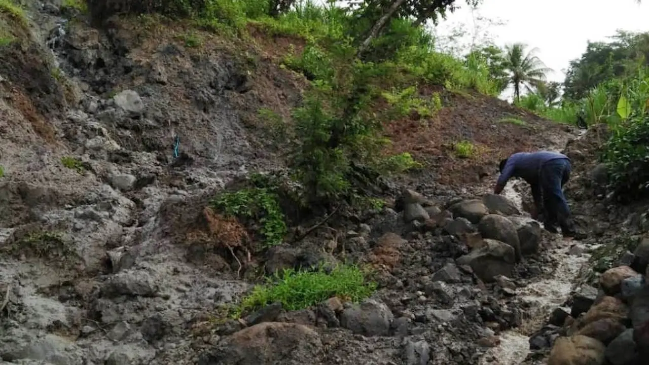 Longsor di Babakan Kecamatan Karangpucung menutup akses ke Desa Karangsari Kecamatan Cimanggu, Cilacap. (Foto: Liputan6.com/BPBD Cilacap/Muhamad Ridlo)