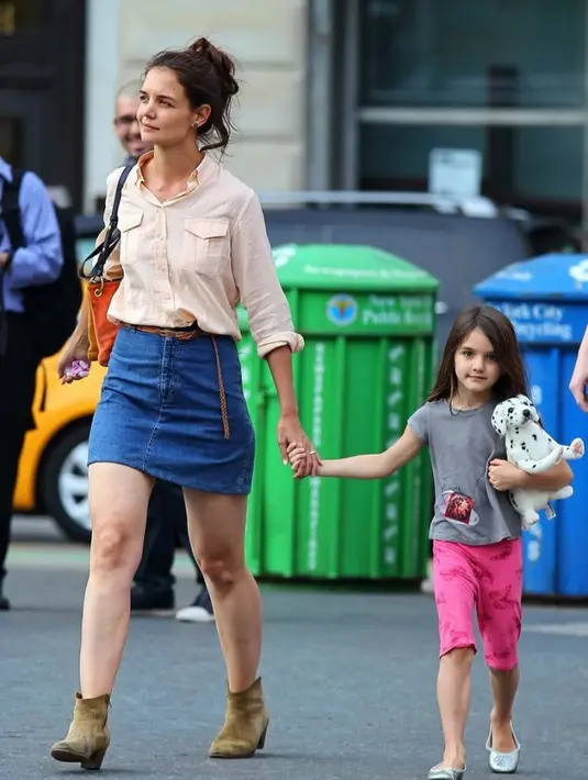 Katie Holmes dan Suri Cruise. (via brightside.me)