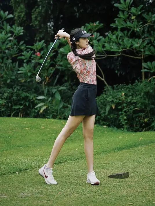 <p>Ketika golf, Anya tampil mengenakan polo shirt dipadukan mini skirt hitam yang serasi dengan topinya. Ia pun mengenakan sneakers Nike putihnya. @anyageraldine</p>
