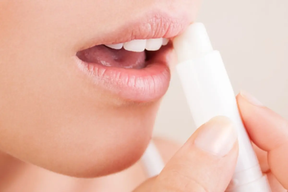 3 Cara Melindungi Bibir Tetap Indah di Musim Hujan
