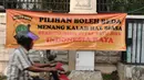 Spanduk himbauan jelang pelaksanaan Pilkada DKI Jakarta putaran 2 terpampang di Jalan Kemang Raya, Jakarta, Minggu (16/4). Pilkada DKI Jakarta putaran 2 akan berlangsung pada Rabu 19 April mendatang. (Liputan6.com/Helmi Fithriansyah)