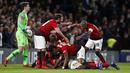 Selebrasi gol pemain Man United usai Paul Pogba mencetak gol pertama pada babak kelima FA Cup yang berlangsung di stadion Stamford Bridge, London, Selasa (19/2). Man United menang 2-0 atas Chelsea. (AFP/Adrian Dennis)