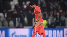 Kiper Juventus, Gianluigi Buffon melepas celananya di akhir laga lanjutan penyisihan Grup D Liga Champions saat menjamu Barcelona di Allianz Stadium, Rabu (22/11). Buffon melakukan aksi nyelenehnya tersebut di tengah lapanga. (Marco BERTORELLO/AFP)