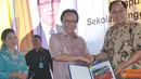 Citizen6, Karawang: MKP Sharif C Sutardjo dan Menpera Djan Faridz menerima naskah Perjanjian Kerjasama anatara KKP dan Menpera tentang pengadaan Perumahan bagi peserta didik dan pegawai Negeri Sipil di lingkungan BPSDM KP. (Pengirim: Efrimal Bahri).