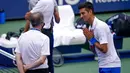 Petenis Serbia, Novak Djokovic, meminta maaf kepada wasit usai insiden bola mengenai hakim garis pada AS Terbuka, di Flushing Meadows, Senin (7/9/2020). Djokovic didiskualifikasi karena memukulkan bola tenis ke arah hakim garis. (AP/Seth Wenig)