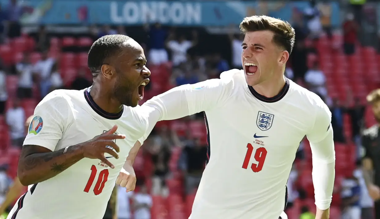 Gol yang dinanti Inggris pun akhirnya tercipta pada menit ke-57. Umpan terobosan Kalvin Phillips mampu dituntaskan Raheem Sterling menjadi gol dengan tendangan kaki kanan. (Glyn Kirk/Pool Photo via AP)