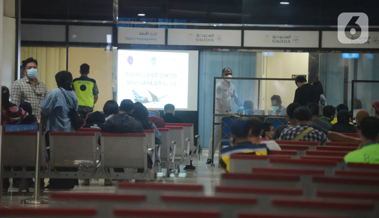 Keluarga penumpang dan kru menunggu informasi di Posko Crisis Center Sriwijaya Air SJ 182, Terminal 2D Bandara Soekarno-Hatta, Tangerang, Banten, Sabtu (9/1/2021). Sriwijaya Air SJ 182 diduga jatuh di perairan Kepulauan Seribu. (merdeka.com/Imam Buhori)