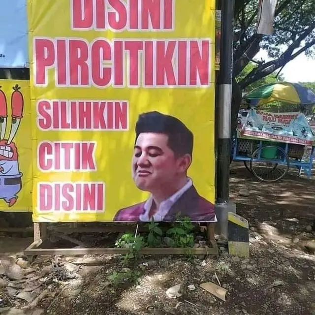 6 Spanduk Jualan Pulsa hingga Service Komputer Huruf Vokalnya I Semua Ini Kocak