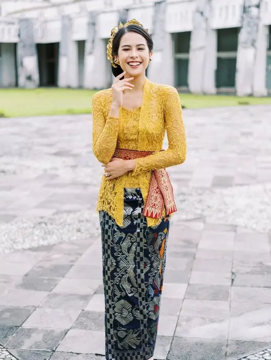 Maudy Ayunda tampil begitu memesona dibalut kebaya Bali motif bunga berwarna kuning kunyit dipadukan kain songket. [Instagram/didietmaulana]