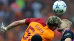 Pemain Bayern Munchen Matthijs de Ligt (kanan) melompat untuk berebut bola udara dengan pemain Galatasaray Baris Yilmaz pada pertandingan sepak bola Grup A Liga Champions di Istanbul, Turki, Selasa (24/10/2023). (AP Photo/Emre Otkay)