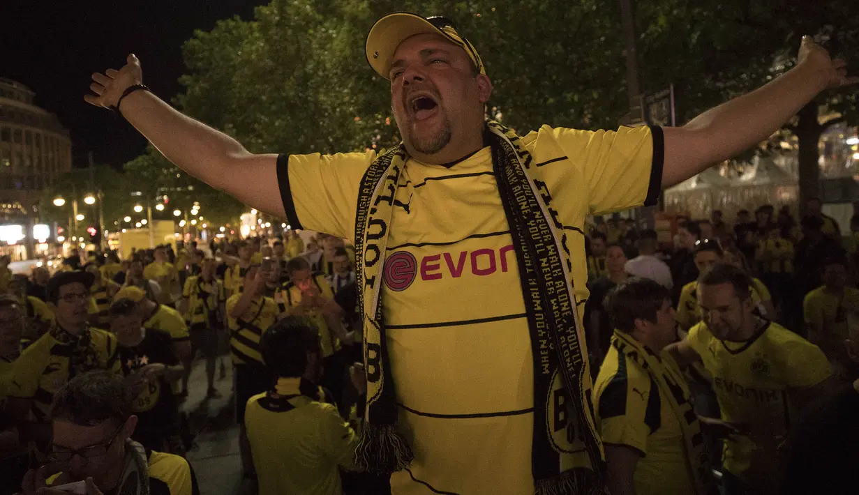 Para supporter Dortmund merayakan gelar juara DFB Pokal usai mengalahkan Frankfurt pada laga final di Stadion Olympic, Berlin, Sabtu (27/5/2017). Dortmund menang 2-1 atas Frankfurt. (EPA/Carsten Koall)