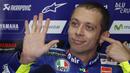 Pebalap Movistar Yamaha, Valentino Rossi, melambaikan tangan saat sesi latihan kedua jelang GP Malaysia di Sirkuit Sepang, Jumat (27/10/2017). Pada sesi ini pebalap Italia itu berada pada posisi keenam dengan waktu 13,071 detik. (AFP/Vincent Thian)