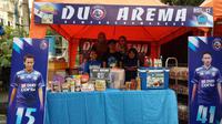 Dua pemain Arema, Dendi Santoso dan Sunarto, membuka stan di bazar Ramadan di Malang. (Bola.com/Iwan Setiawan)
