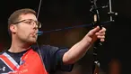 Martin Clapton menahan panah dengan mulutnya, siap mengarahkan ke sasaran kejuaraan Invictus Games Orlando 2016 di ESPN Wide World of Sports Complex, Lake Buena Vista, Florida, (9/5/2016). (Alex Menendez/ Getty Images for Invictus Games/AFP)