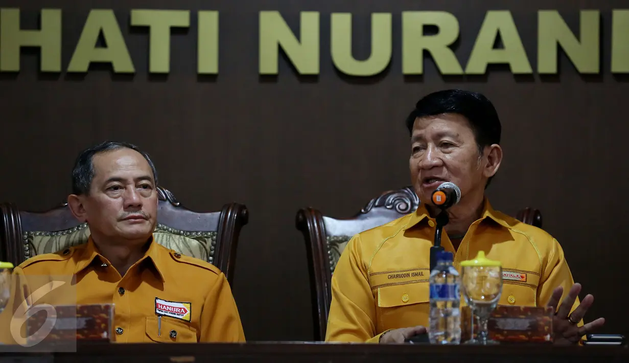 Pelaksana harian Ketua Umum DPP Partai Hanura Chaeruddin Ismail (kanan) memastikan Wiranto masih tercatat sebagai ketua umum non-aktif Partai Hanura saat konferensi pers, Jakarta, Kamis (10/11). (Liputan6.com/Johan Tallo)