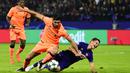 Gelandang Liverpool, Emre Can, berebut bola dengan gelandang Maribor, Blaz Vrhovec, pada laga Liga Champions di Stadion Ljudski Vrt, Maribor, Selasa (17/10/2017). Maribor kalah 0-7 dari Liverpool. (AFP/Jure Makovec)
