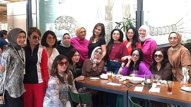 Mayangsari dan geng arisan Mulia. (Foto: Instagram @mayangsaritrihatmodjoreal)