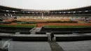 Kondisi lapangan bola di Stadion GBK Jakarta saat proses renovasi, Selasa (18/10). Pengerjaan renovasi Stadion GBK bagian persiapan jelang Asian Games 2018 dan ditargetkan selesai Oktober 2017. (Liputan6.com/Helmi Fithriansyah)