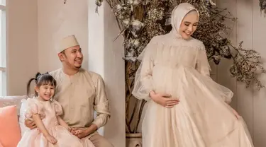 Kartika Putri melakukan maternity shoot bersama suami dan anak pertamanya, Syarifah Khalisa. (Foto: Instagram/ riomotret)