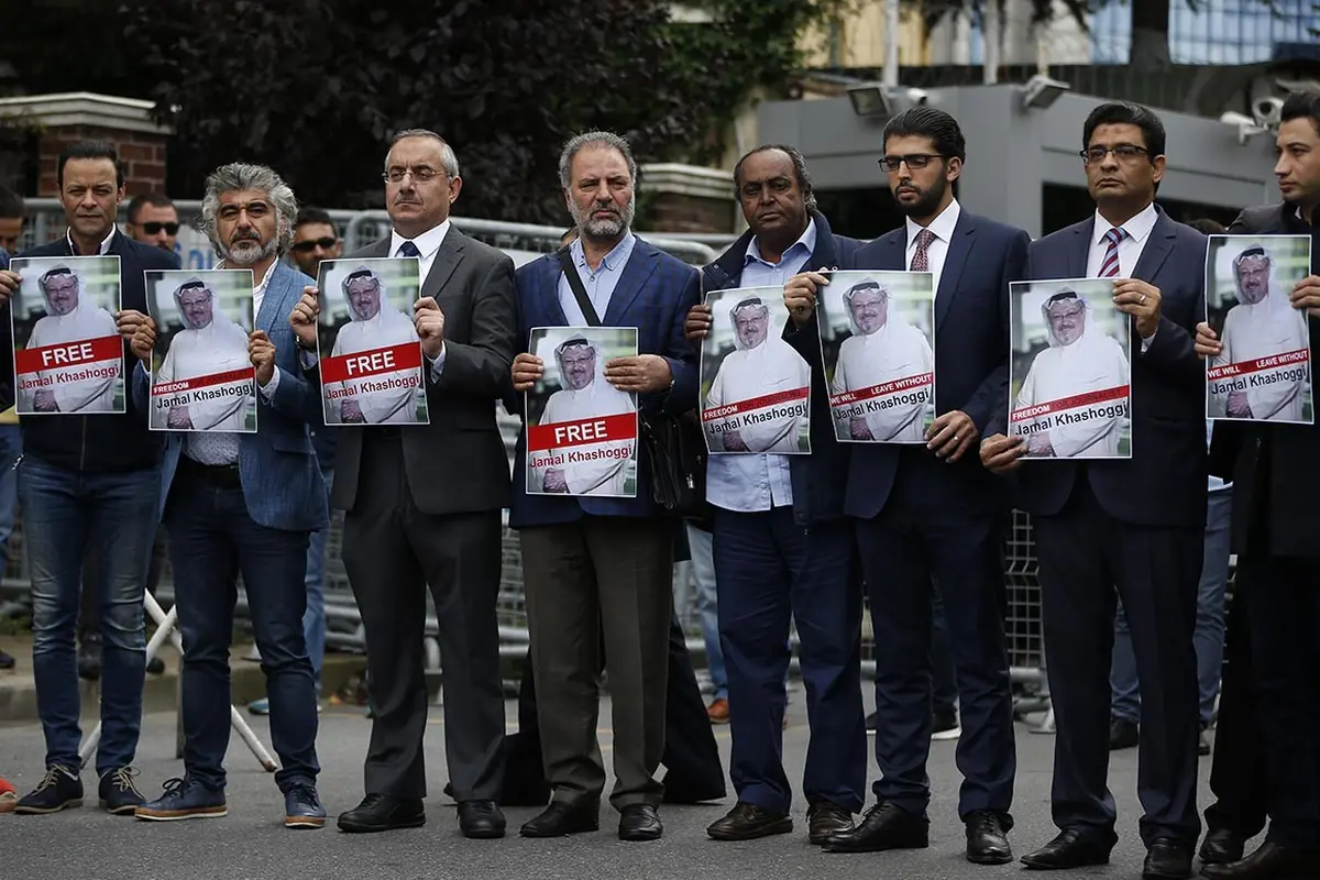 Anggota asosiasi wartawan Turki-Arab memegang poster dengan foto-foto Jamal Khashoggi, saat mereka mengadakan protes di dekat konsulat Arab Saudi di Istanbul pada Senin, 22 Oktober 2018 (AP/Lefteris Pitarakis)